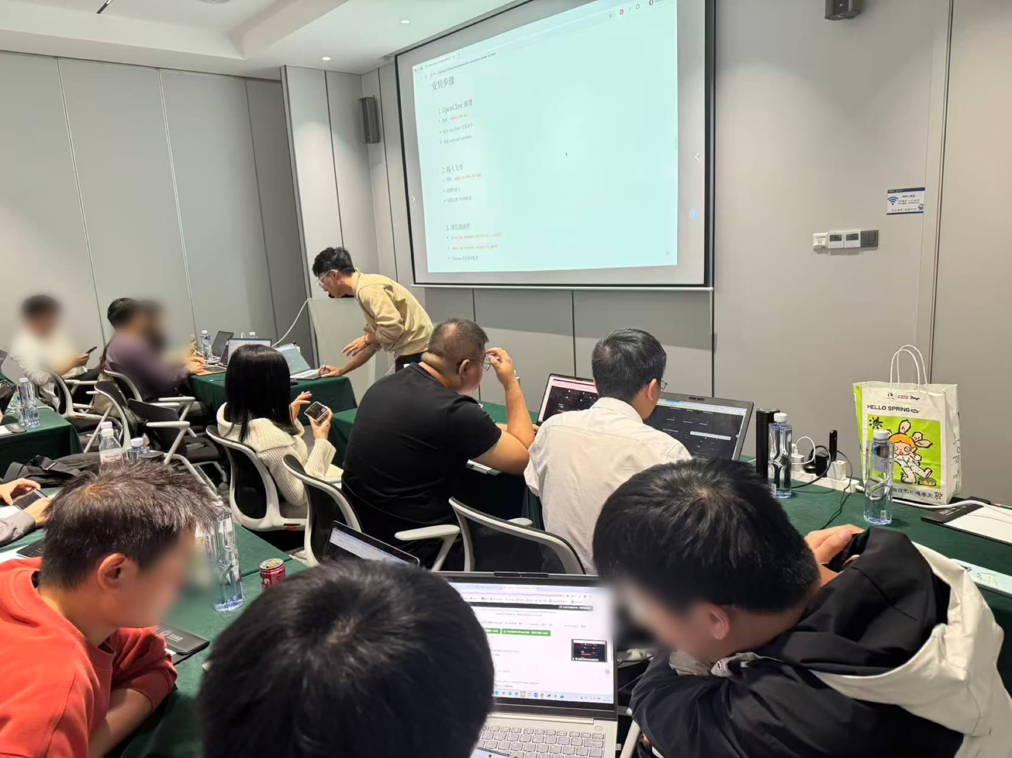 多人同步实操，团队同步完成安装与任务练习，把课堂内容现场跑通。